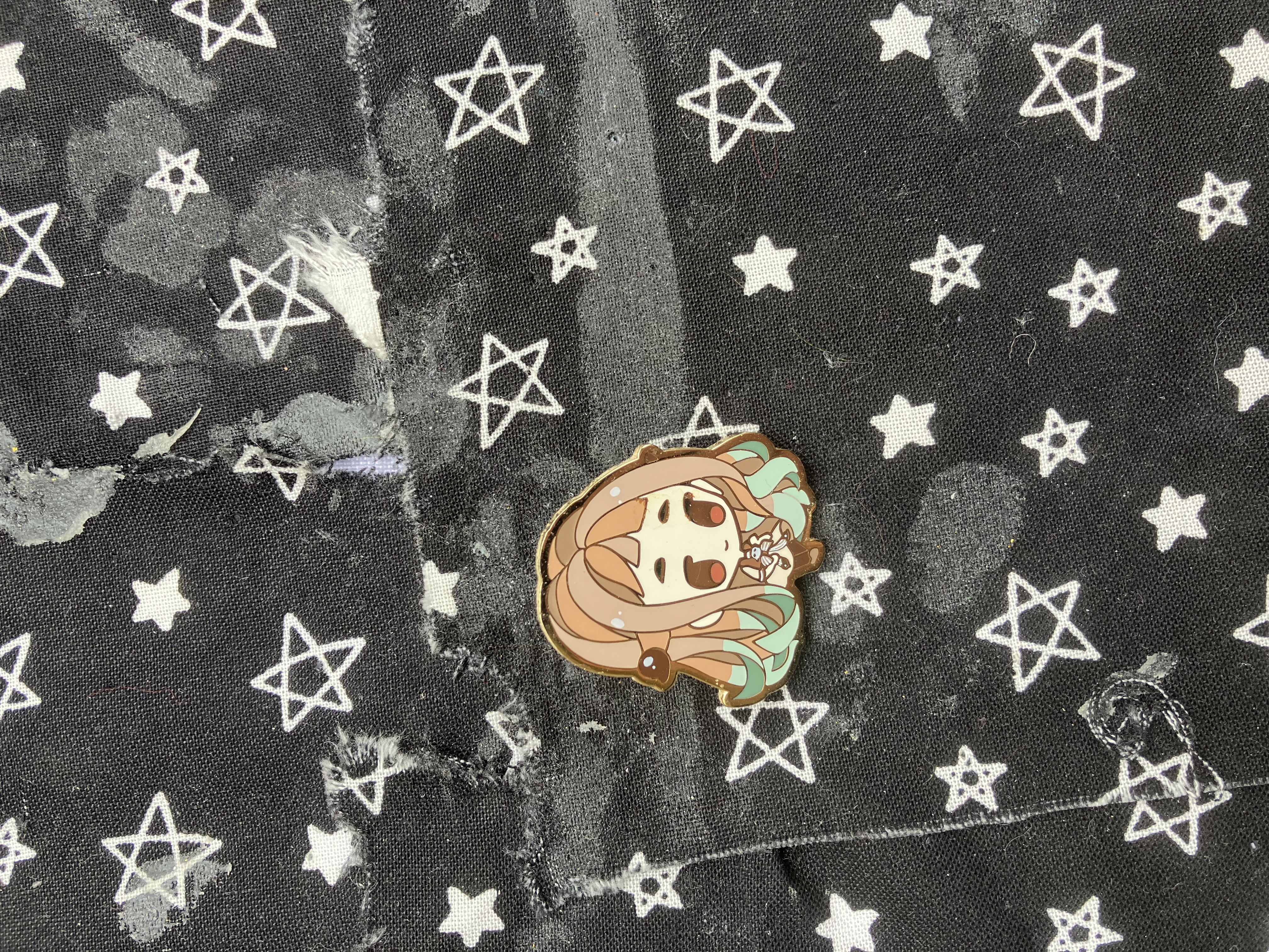 Enamel pin of Jibaku shounen Hanako-kun Nene.